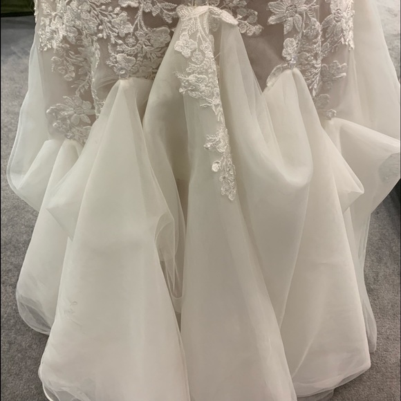 Beautiful wedding dress, veil and slip… worn once. - Picture 12 of 15